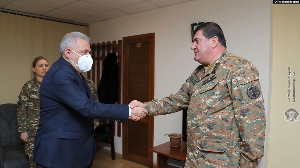 Глава МО встретился с комсоставом объединенной группировки ВС Армении и РФ и Управления войск РЭБ