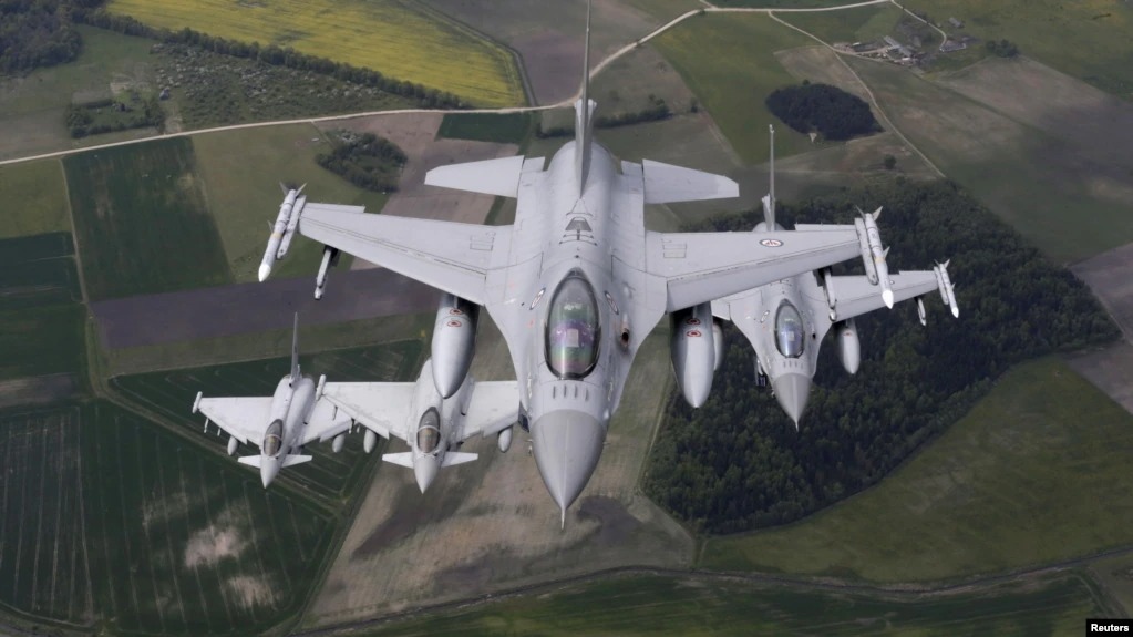Истребители НАТО 10 раз вылетали на перехват российской военной авиации: заявление