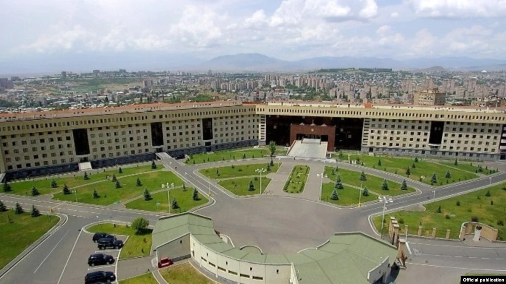 В MО Армении опровергают информацию о скоплении Азербайджаном тяжелой техники на северном участке границы