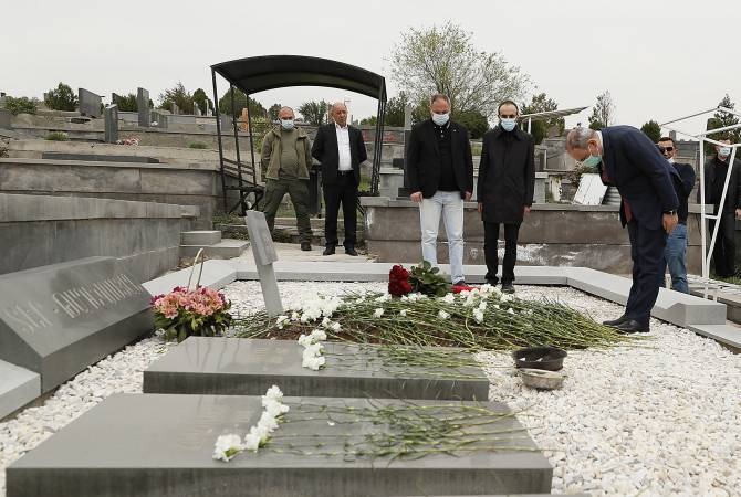 Никол Пашинян посетил могилу легендарного Командоса