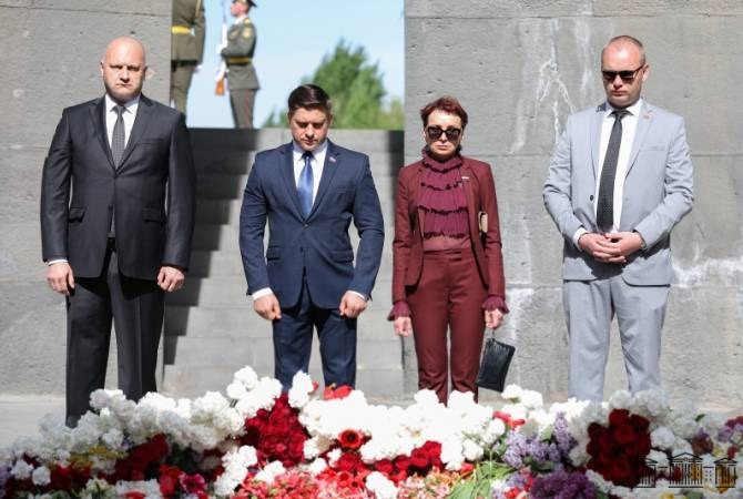 Российские парламентарии посетили мемориал Цицернакаберд и почтили память жертв Геноцида армян