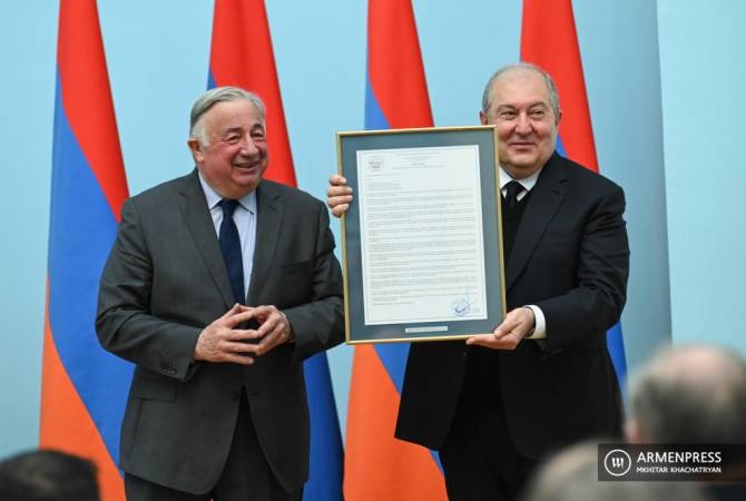 Президент Армении наградил орденами Жерара Ларше и французских сенаторов