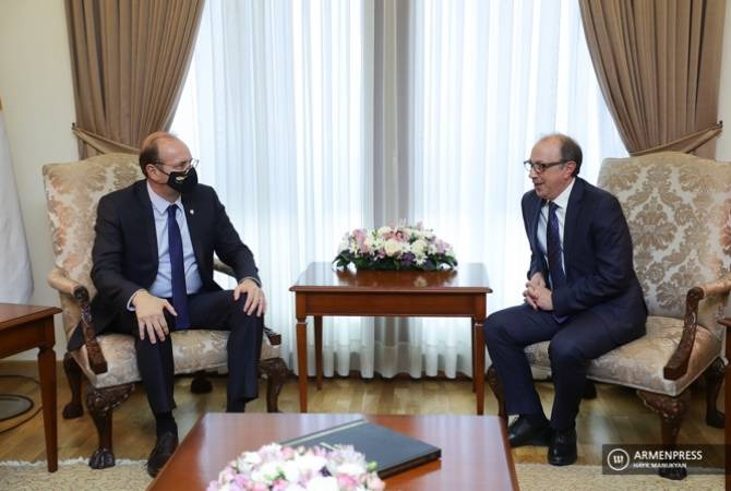 Глава МИД Армении и министр обороны Кипра обсудили вопросы безопасности на Ю. Кавказе и Средиземноморье