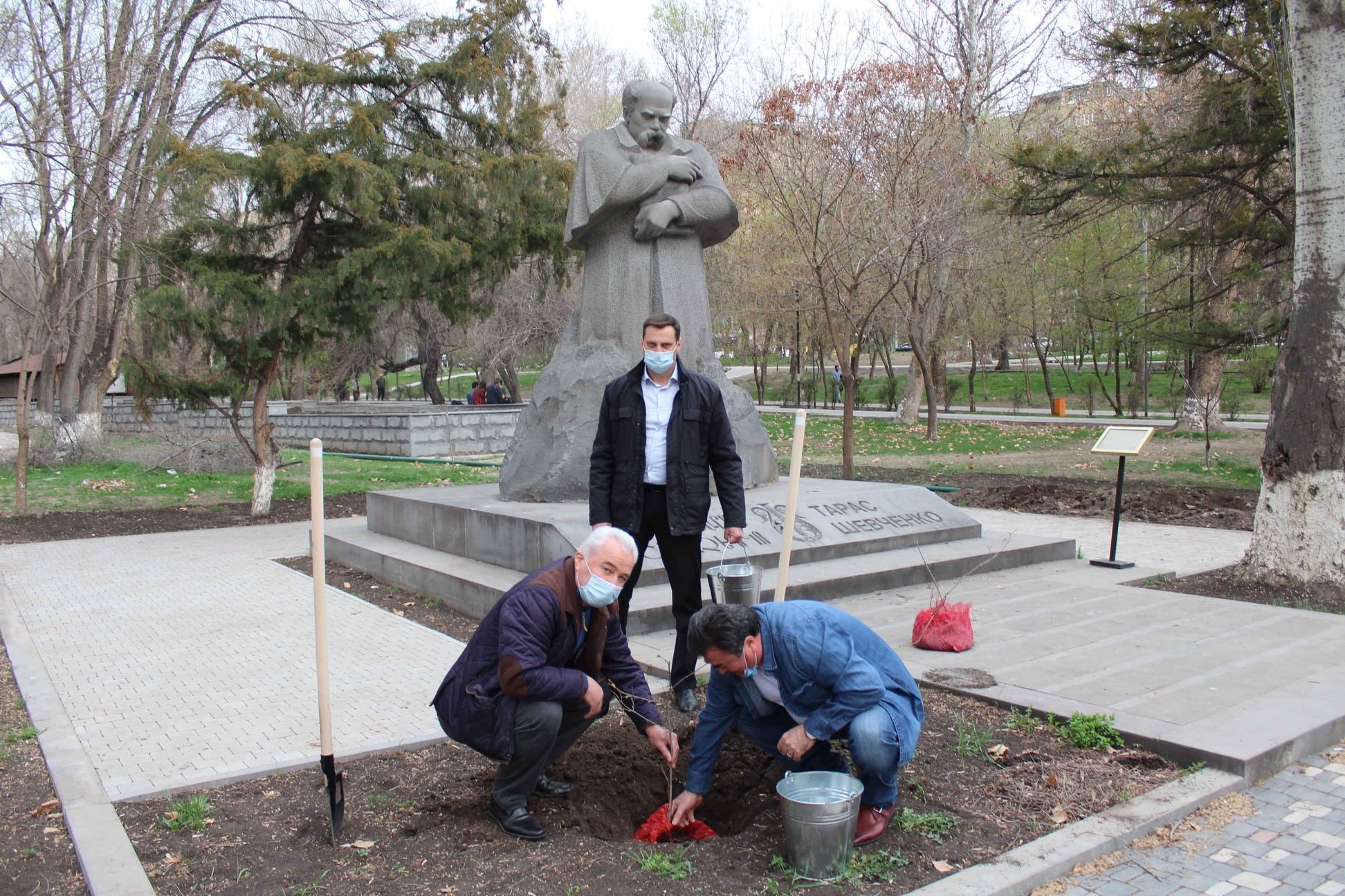 Посол Украины в Армении посадил красную калину возле памятника Шевченко в Ереване