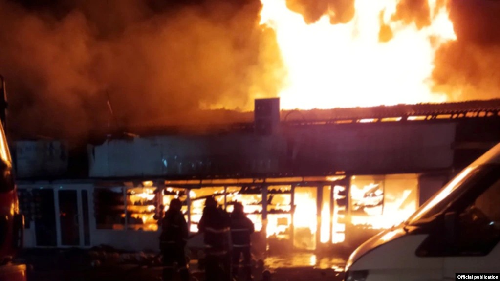 Выясняются причины пожара в торговом центре «Сурмалу»: СК