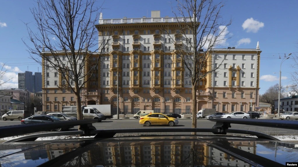 Посольство США в Москве прекращает выдачу виз россиянам