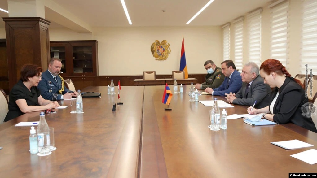 Глава МО Армении и посол Канады обсудили вопросы региональной безопасности