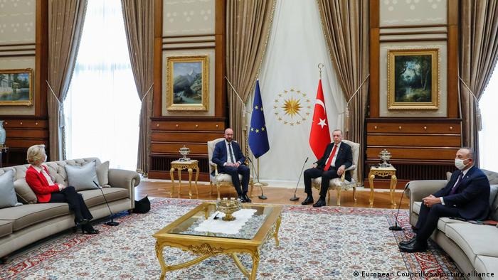 В Европе требуют отставки Шарля Мишеля после «скандала с креслами» в Анкаре: видео