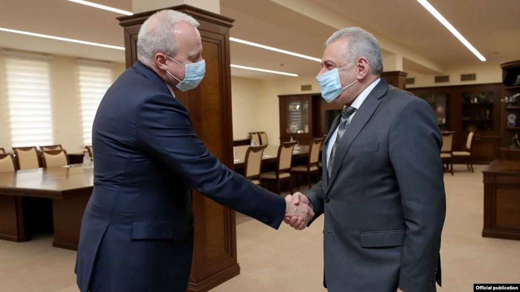 На встрече с послом РФ глава МО Армении подчеркнул необходимость возвращения пленных