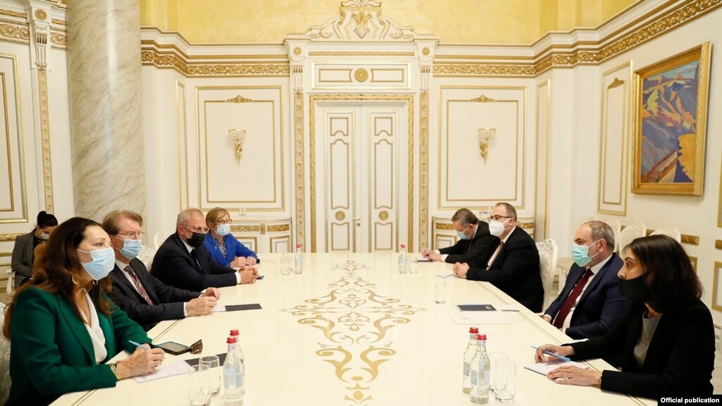 Пашинян обсудил с французскими парламентариями ситуацию в Арцахе