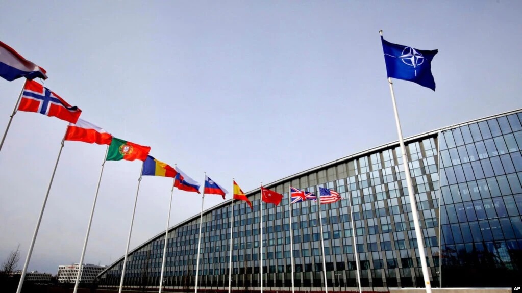НАТО считает решение России об отводе войск «сильно запоздавшим»