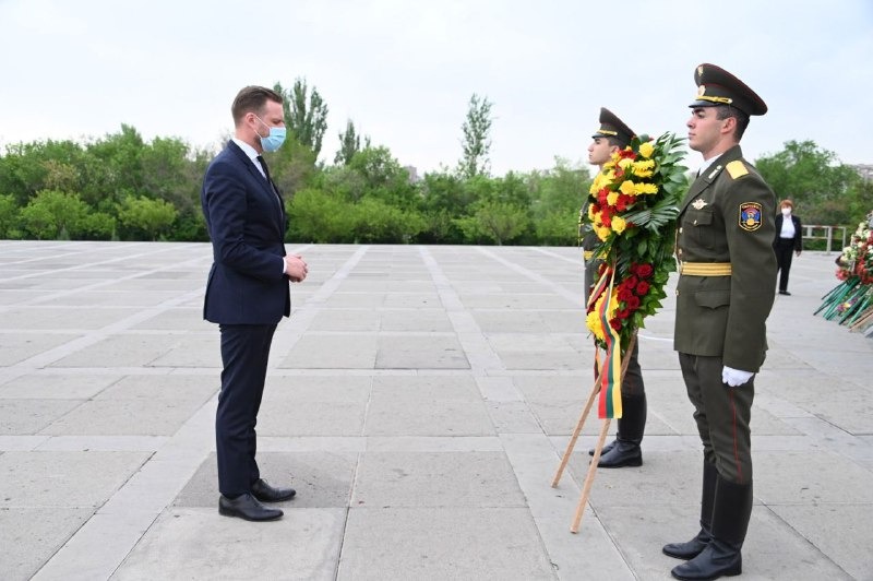 Глава МИД Литвы Габриэлюс Ландсбергис в Цицернакаберде почтил память жертв Геноцида армян