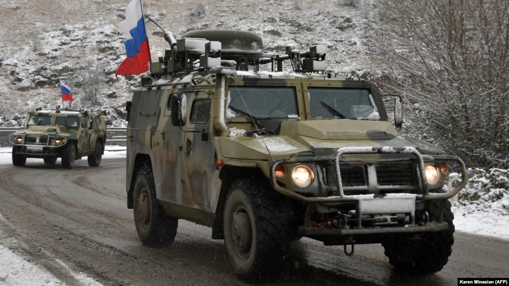 Автомобиль с российскими миротворцами подорвался на мине в Арцахе: двое раненых