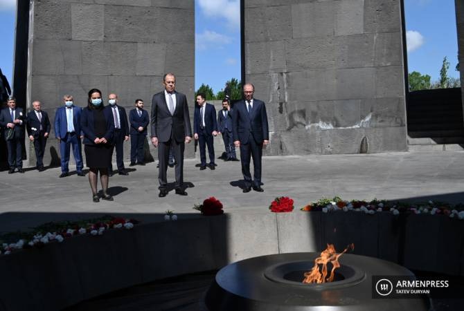 Лавров в Цицернакаберде почтил память жертв Геноцида армян