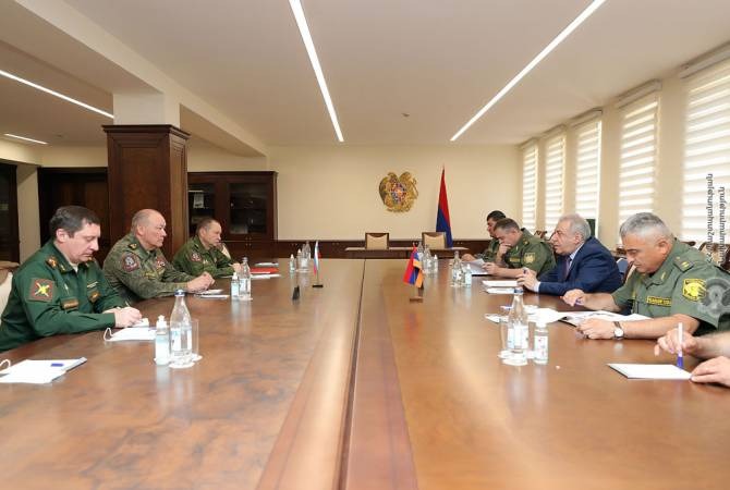 Глава МО Армении принял командующего Южным военным округом ВС РФ