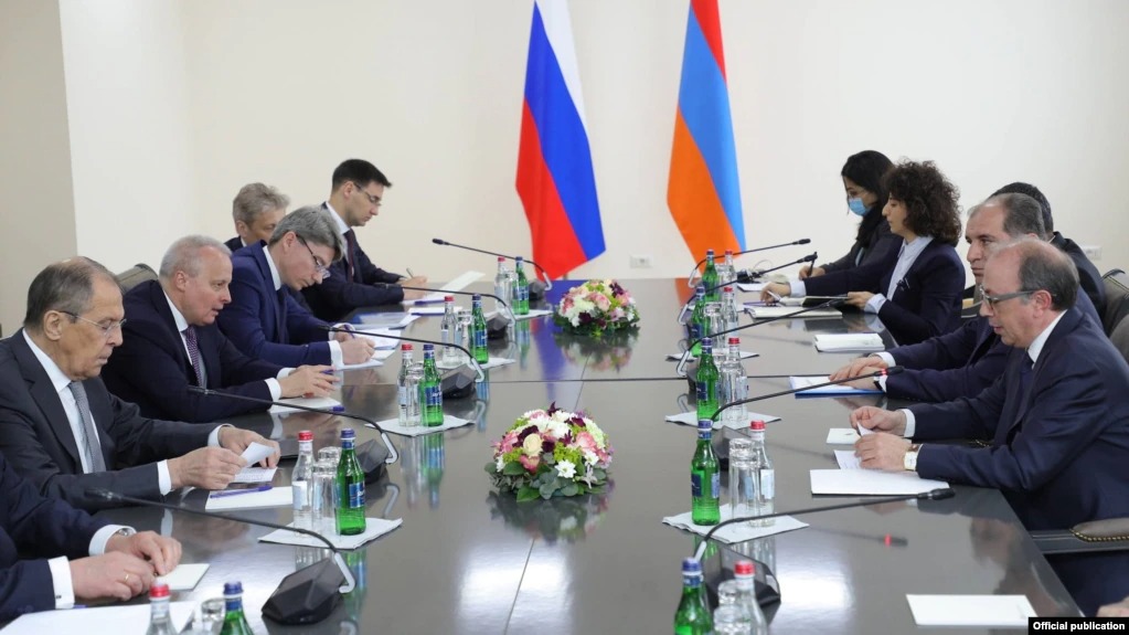 В Ереване прошла встреча глав МИД Армении и России: подробности