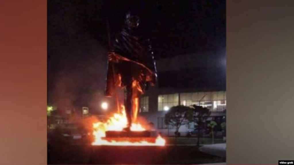 Полиция: установлена личность поджегшего статую Махатмы Ганди и ее постамент