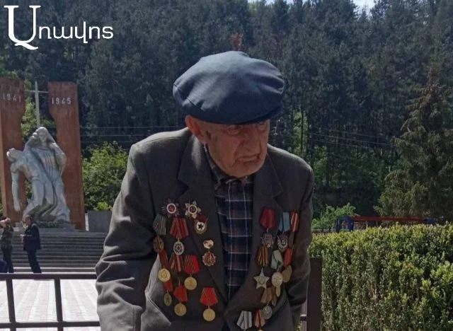 100-летний дедушка и годовалая девочка։ кадр дня