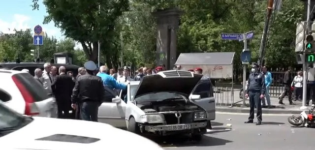 Крупное ДТП в центре Еревана с участием автомобиля сопровождения Пашиняна, есть пострадавшие: видео