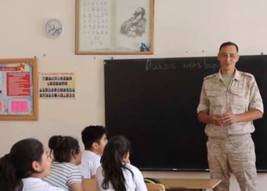Российские миротворцы посетили открытый урок русского языка в средней школе города Аскеран