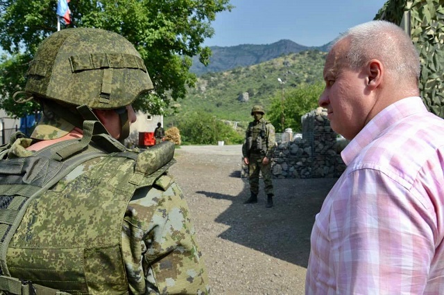 Глава российской дипмиссии ознакомился со службой российских и армянских пограничников на постах, выставленных вдоль автодороги Горис-Капан