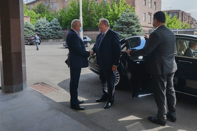 Накануне государственного праздника Российской Федерации Президент Армен Саркисян посетил Посольство РФ в Армении