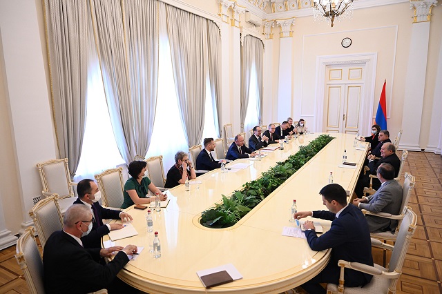 Высокопоставленные европейские дипломаты отметили, что цель регионального турне подчеркнуть важность для Европейского союза отношений со странами Южно-Кавказского региона и Восточного партнёрства ЕС