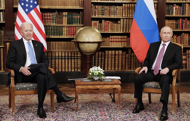 Байден утвердительно кивнул головой, отвечая на вопрос доверяет ли он Путину. Встреча Путина и Байдена в Женеве