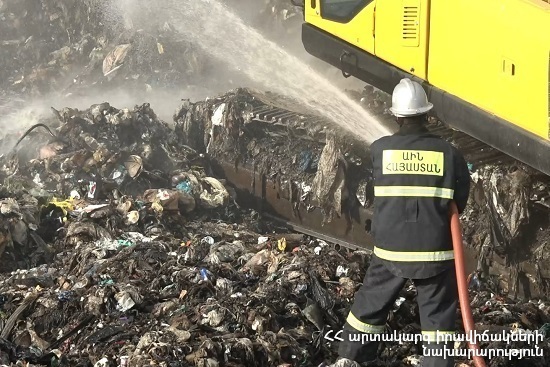 Уже восемь дней пожарные-спасатели ведут борьбу против пожара, вспыхнувшего на мусорной свалке Нубарашена
