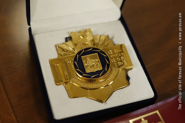 “Эта награда заставляет меня чувствовать себя моложе”: мэр вручил сертификат Почетного гражданина Еревана доктору Ованесу Саруханяну