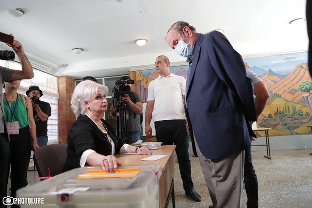 Левон Тер-Петросян проголосовал и покинул избирательный участок․ На вопросы не ответил