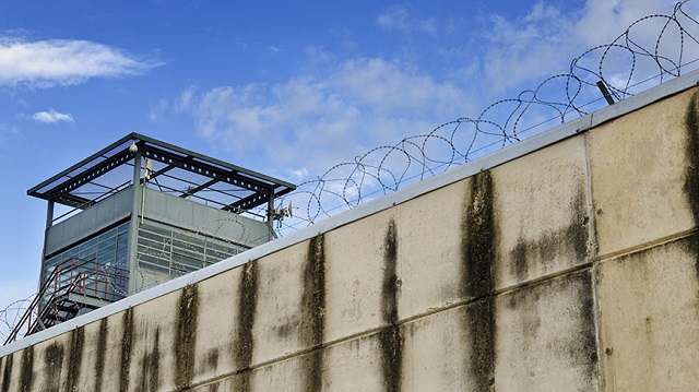 Франция: Комитет по предупреждению пыток выражает сожаление в связи с неудовлетворительными условиями содержания, переполненностью тюрем и нехваткой койко-мест в психиатрических больницах