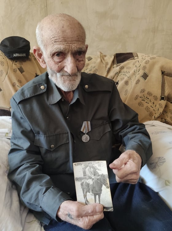По случаю Дня России Русский дом в Ереване сделал сюрприз 98-летнему ветерану из Карабаха
