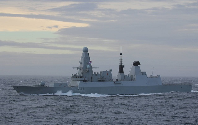Российские корабли открыли предупредительную стрельбу по курсу британского эсминца. ТАСС