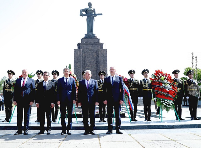 И.о. министра обороны РА почтил память бойцов, погибших в Великой Отечественной войне