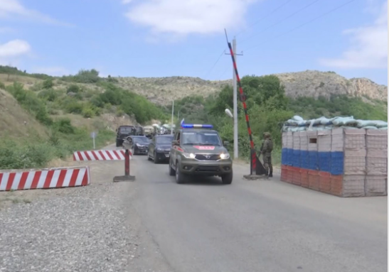 Подразделение военной полиции российского миротворческого контингента в Нагорном Карабахе обеспечивает безопасность передвижения гражданского транспорта