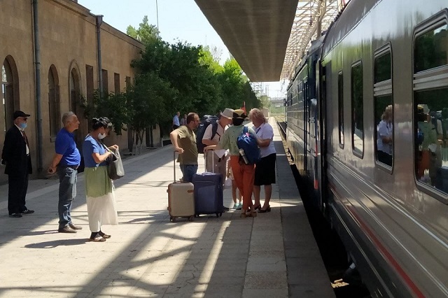 Открыт летний сезон пассажирских перевозок: в путь отправился первый в этом году поезд Ереван-Батуми