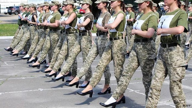 Минобороны Украины критикуют за туфли на каблуках для курсанток. DW