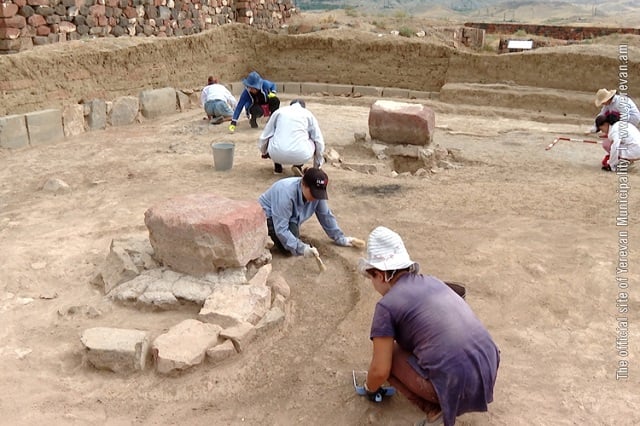 Армянские и французские археологи завершают раскопки на территории крепости Эребуни