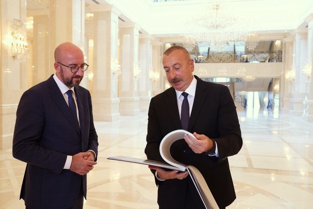 Алиев обсудил с Шарлем Мишелем вопрос разблокировки связи в регионе