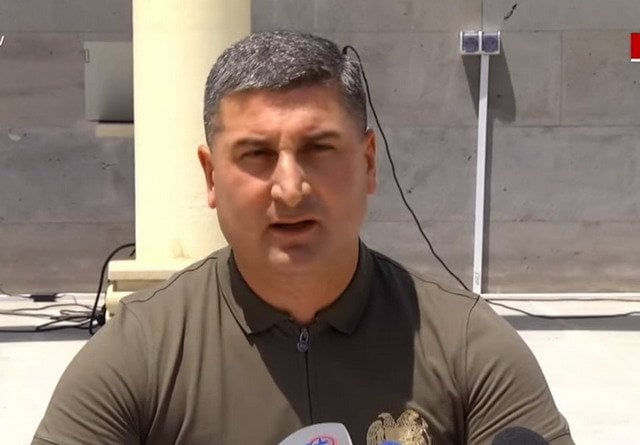 Вместо вооруженных сил Армении и Азербайджана будут размещены российские военнослужащие, после чего состоится переговорный процесс и корректировка границы. Гнел Саносян