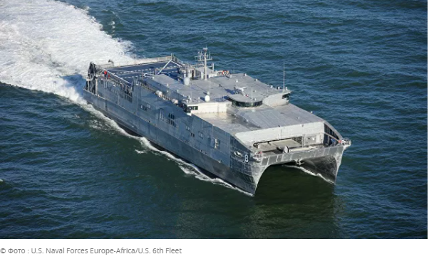 В Черное море направился транспортно-десантный корабль ВМС США Yuma. РИА Новости