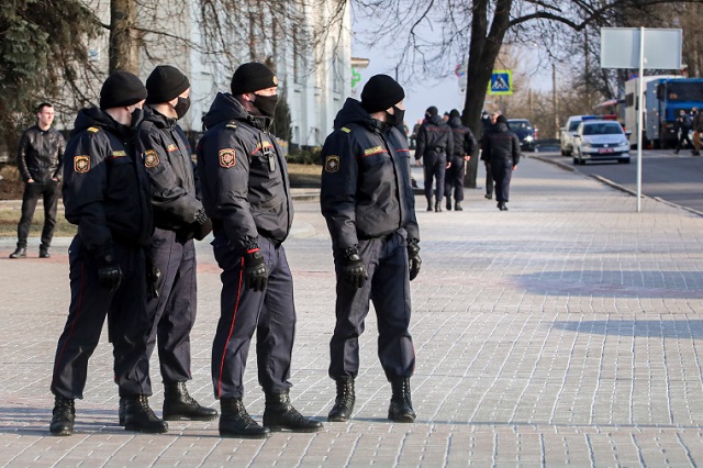 Милиция Беларуси продолжает обыски в новостных издательствах и правозащитных организациях