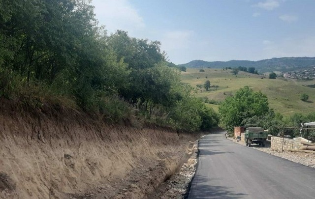 Асфальтируется дорога, ведущая в село Илис. В Арцахе продолжаются работы по благоустройству дорог