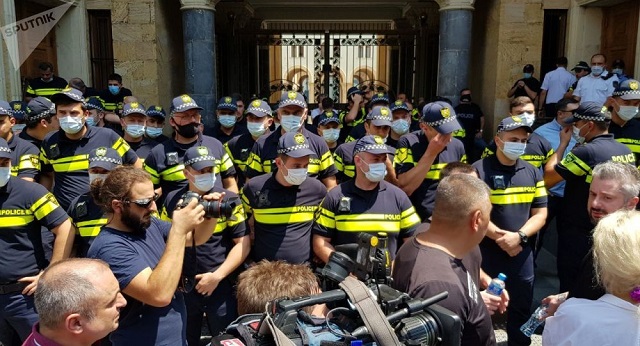Оппозиционные СМИ ворвались в парламент Грузии. Sputnik