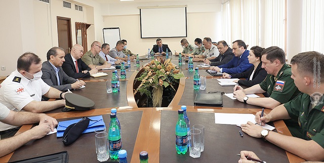 Начальник Главного управления оборонной политики МО принял аккредитованных в Армении военных атташе