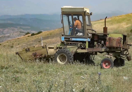 Российские миротворцы обеспечивают безопасность местных жителей, проводящих заготовку сена в Аскеранском районе