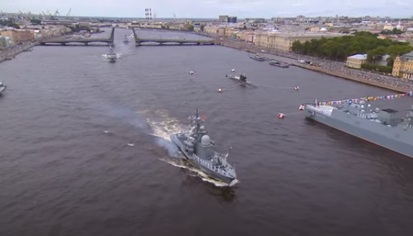 В Санкт-Петербурге начался Парад ко дню Военно-морского флота России