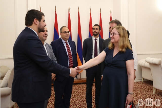 Приветствуя гостью, армянские парламентарии поблагодарили французских друзей за постоянное содействие Армении в различных инициативах
