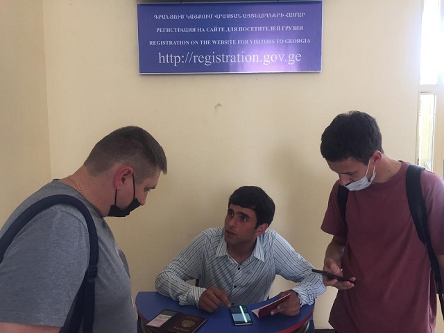 Отправляющиеся в Грузию пассажиры поездов консультирутся на железнодорожном вокзале Еревана